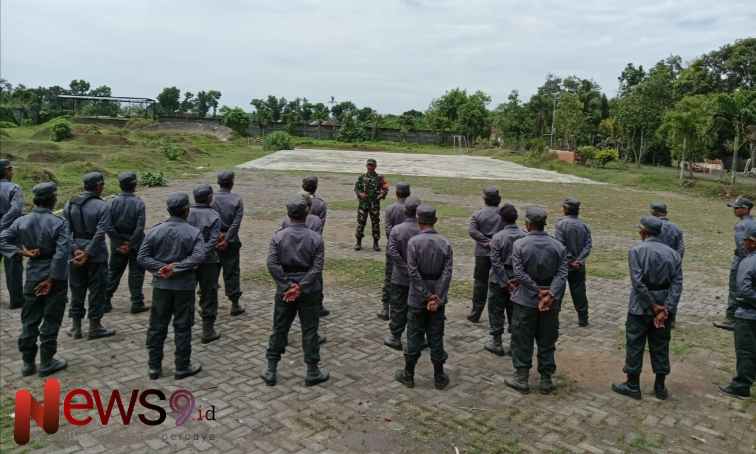 Foto: Sertu Taufiq Abdul Lukito, memimpin pelatihan khusus bagi anggota Satlinmas. @by_News9.id