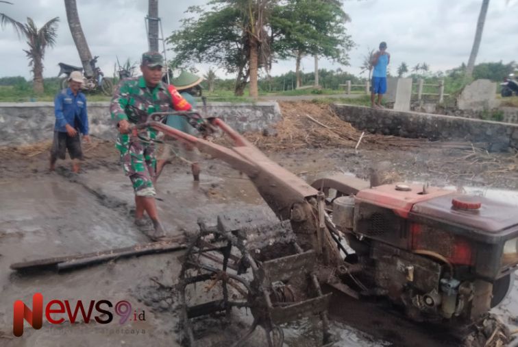 Foto: Serda Bonaji, turun langsung mendampingi pengolahan lahan sawah, @by_News9.id