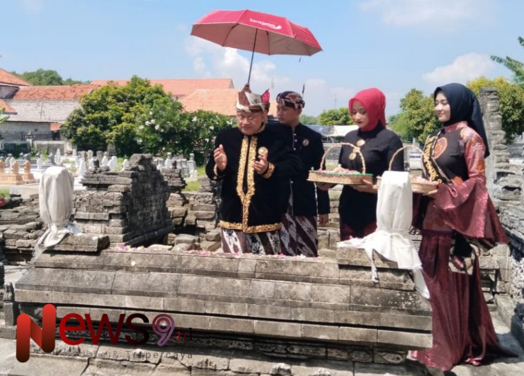 Foto: Pemerintah Kabupaten (Pemkab) Sampang, saat ziarah ke makam leluhur, @by_News9.id