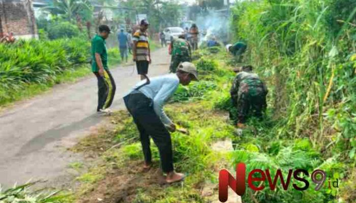 Gotong Royong di Ketangi, Babinsa dan Warga Bersatu Bersihkan Jalan Desa