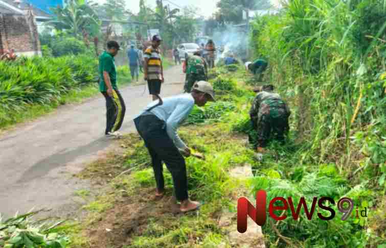 Foto: Sertu Harianto Dwi Cahyono, bersama warga Dusun Ketangi, RT 012 RW 006, Desa Kunir Lor. @by_News9.id