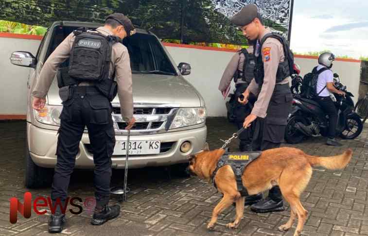 Foto: Anggota pengamanan Nataru Polresta banyuwangi netralisir titik-titik strategis mengunakan K9, @by_News9.id