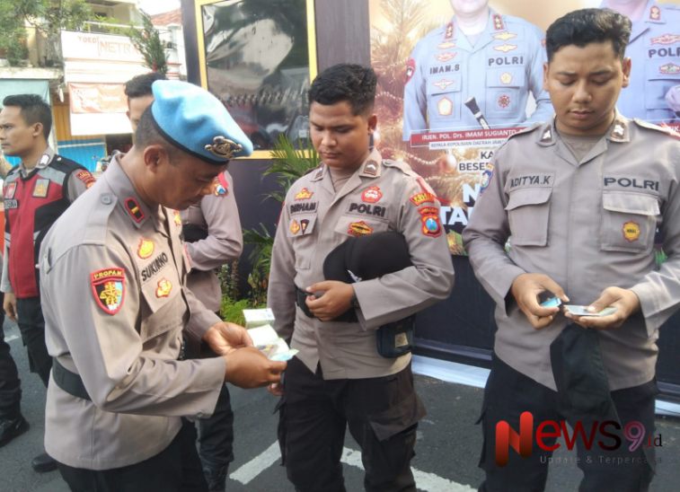 Foto: Pengecekan rutin terhadap petugas di Pos Pelayanan QR Samapta Pasar Baru Lumajang, @by_News9.id