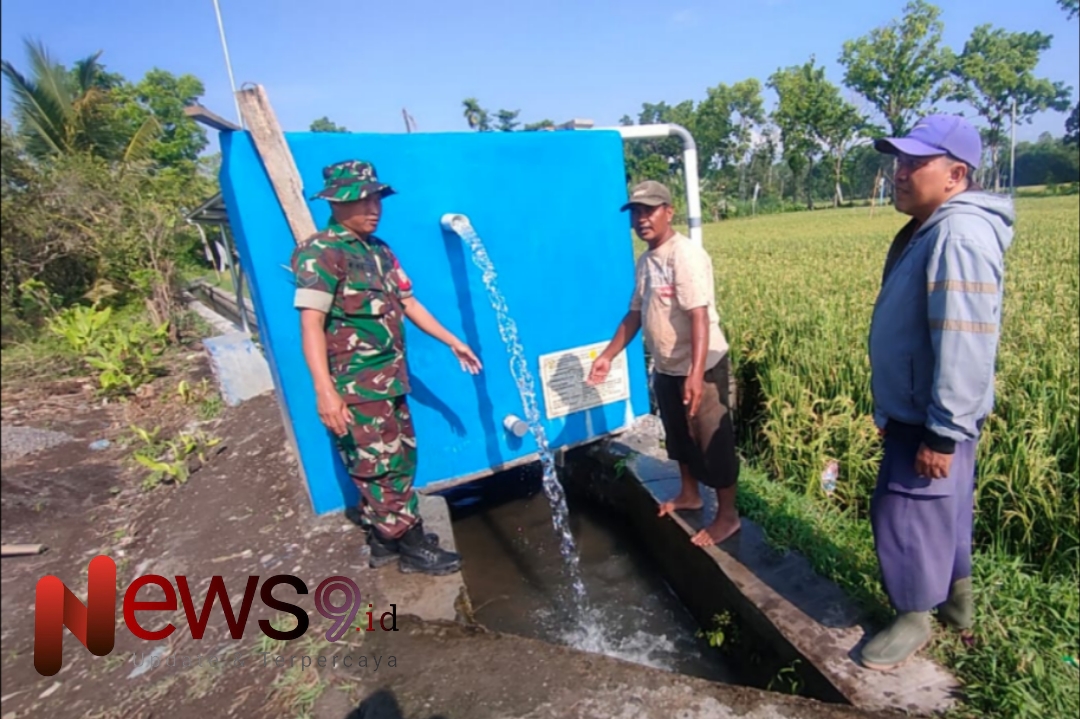 Foto: Sertu Wawan Efendi, melakukan pendampingan pengecekan sumur bor pompa simbel panel surya, @by_News9.id