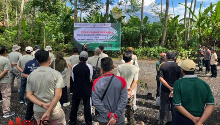 Penanaman Bersama untuk Pelestarian Lingkungan dan Penyerahan Alat Ekonomi Produktif di Wisata Tumpak Sewu