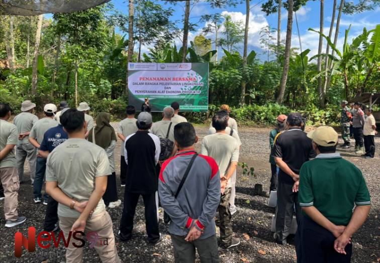 Foto: Serma Ikhwanurudin turut serta dalam penanaman bersama dan penyerahan alat ekonomi produktif, @by_News9.id