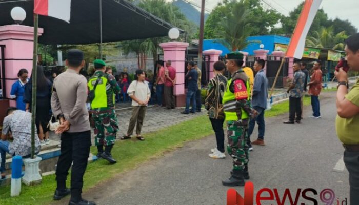 Perkuat Keamanan Babinsa dan Polsek Tempursari Gelar Pengamanan Gereja untuk Ibadah Natal Kondusif 