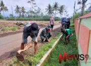 Jumat Bersih, Wujud Sinergi TNI dan Warga, Kerja Bakti Jalan Desa Kedawung Berjalan Sukses