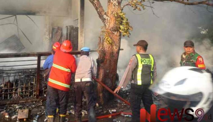 Gudang Rongsokan di Bluto Sumenep Dilalap Si Jago Merah