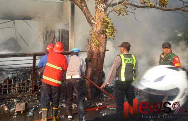 Foto: Petugas Damkar saat melakukan pemadaman gudang tempat penyimpanan rongsokan yang terbakar, @by_News9.id