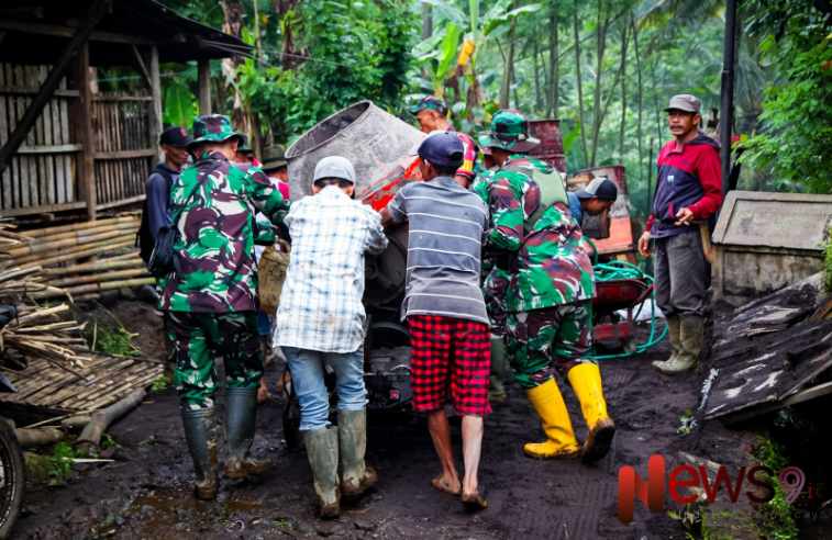Foto: Doa bersama dan kerja bakti yang melibatkan personel TNI dan masyarakat Desa Burno, @by_News9.id