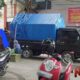 Foto: Seorang ASN senyum-senyum menenteng gula, minyak dan dua sak beras murah, @by_News9.id