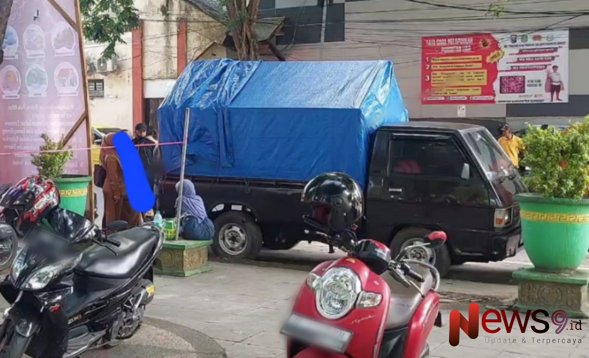 Foto: Seorang ASN senyum-senyum menenteng gula, minyak dan dua sak beras murah, @by_News9.id