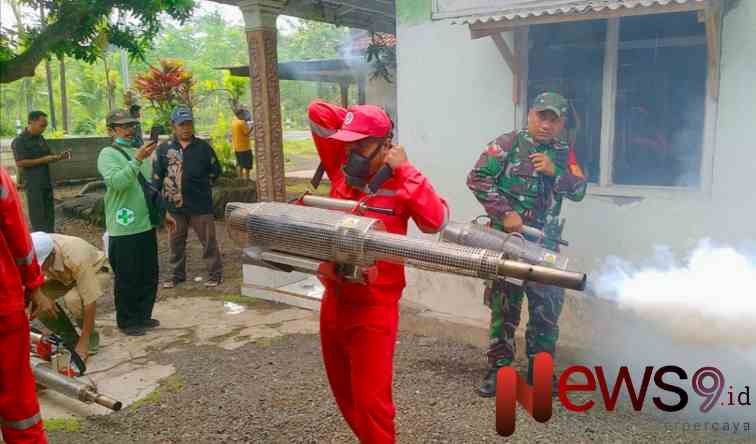 Foto: Babinsa melaksanakan fogging bersama dinas kesehatan, @by_News9.id