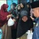 Foto: Pendiri dan pengacara ARS Law Office, yaitu Abd Rahman Suhu, S.H., M.H., saat membagikan santunan kepada anak yatim, dhu'afa dan janda tua, @by_News9.id