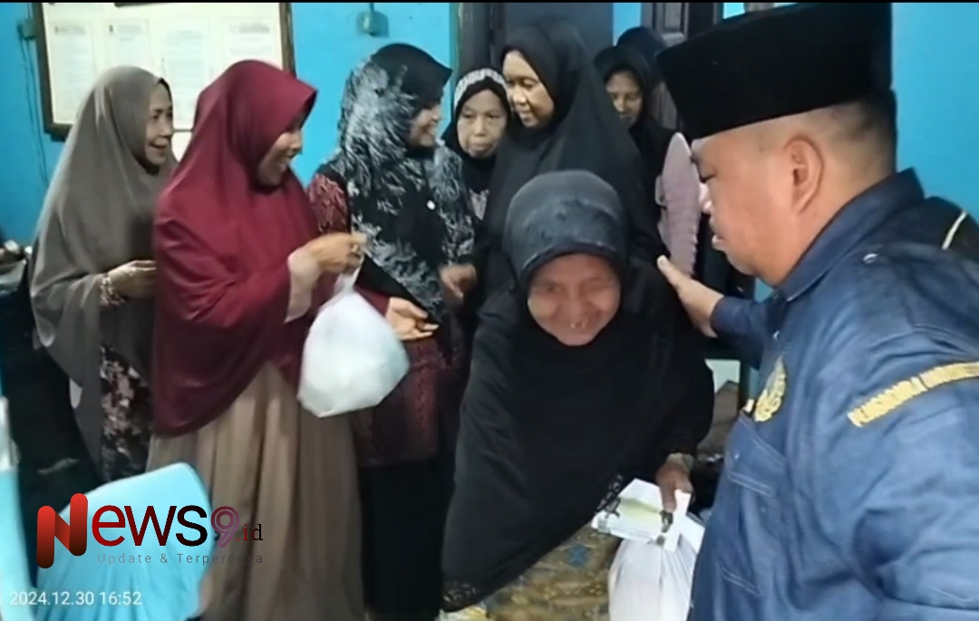 Foto: Pendiri dan pengacara ARS Law Office, yaitu Abd Rahman Suhu, S.H., M.H., saat membagikan santunan kepada anak yatim, dhu'afa dan janda tua, @by_News9.id