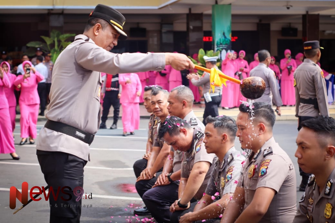 Foto: Kapolres Lumajang AKBP Mohammad Zainur Rofik, S.I.K saat gelar upacara kenaikan pangkat anggota, @by_News9.id