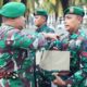 Foto: Dandim 0821 Lumajang berikan perlengkapan dari Kepala Staf Angkatan Darat (KASAD) Jendral TNI Maruli Simanjuntak, M.Sc. kepada anggota, @by_News9.id