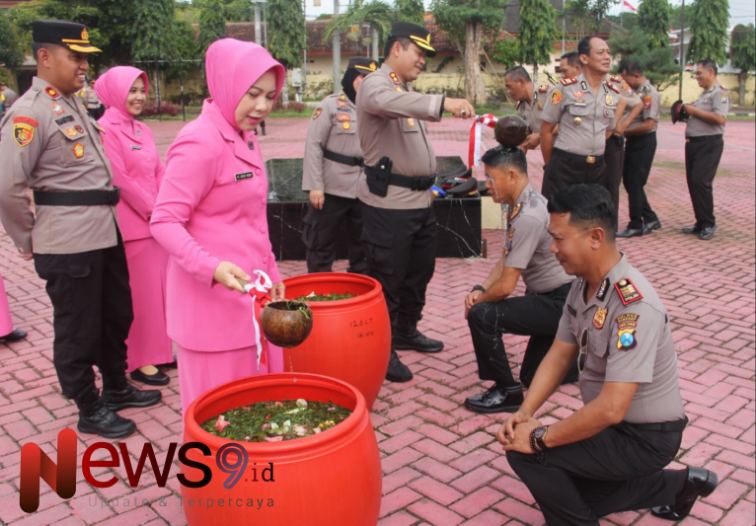 Foto: Kapolres Sumenep, AKBP Henri Noveri Santoso, bersama Ketua Bhayangkari Cabang Sumenep, Ny. Agnes Henri, saat prosesi penyiraman air bunga, @by_News9.id