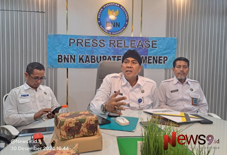 Foto: Kepala BNNK Sumenep, Bambang Sutrisno, (tengah) saat menggelar konferensi pers di kantor BNNK setempat, @by_News9.id