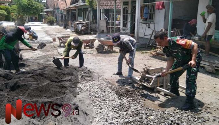 Pembangunan Jalan Dusun Kebonsari: Peran Aktif Babinsa dan Semangat Gotong Royong