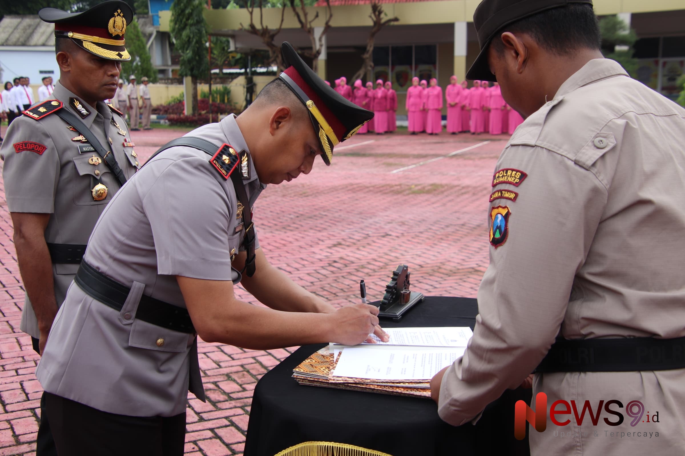 Foto: Prosesi pergantian Wakapolres, Kabag Ops, Kasat Reskrim, serta enam Kapolsek. @by_News9.id