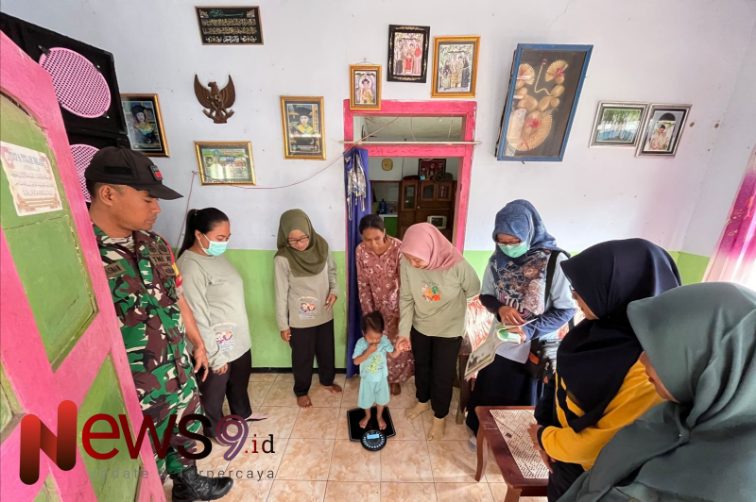 Foto: Sertu Riono Asnan, turut mendampingi kegiatan Pemberian Makanan Tambahan (PMT), @by_News9.id