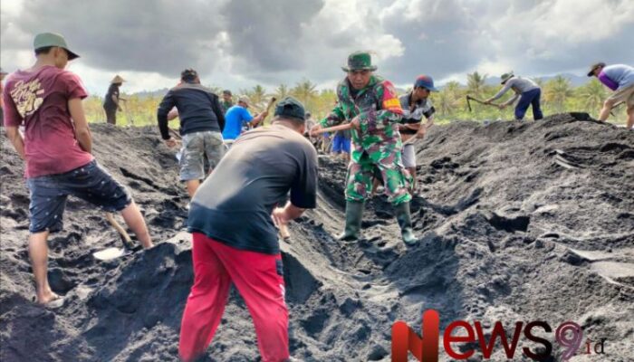 Kompak Bersama, Babinsa Bulurejo Gotong Royong Penyudetan Material Pasir