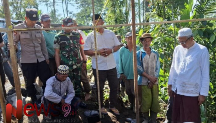 Semangat Gotong Royong Warnai Peletakan Batu Pertama Masjid Al Falah Dusun Ngampo 