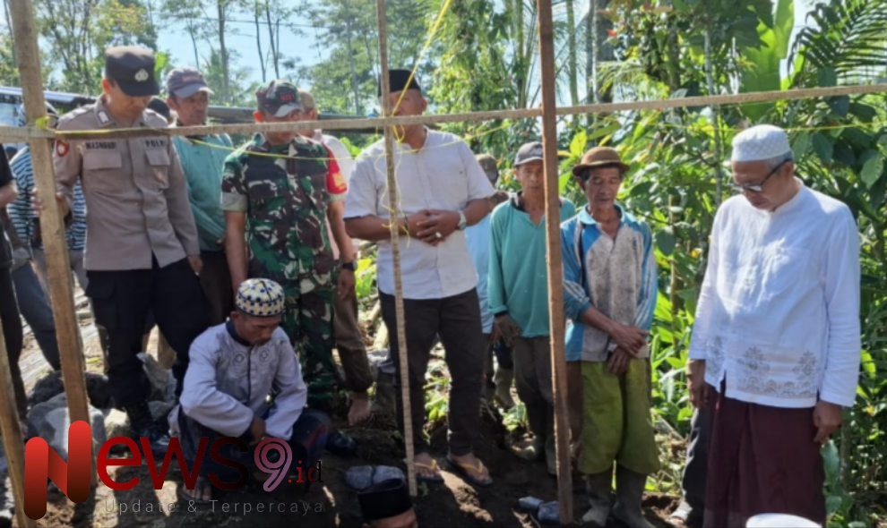 Foto: Serda Amil Fahrudin, menghadiri acara peletakan batu pertama pembangunan Masjid Al Falah, @by_News9.id
