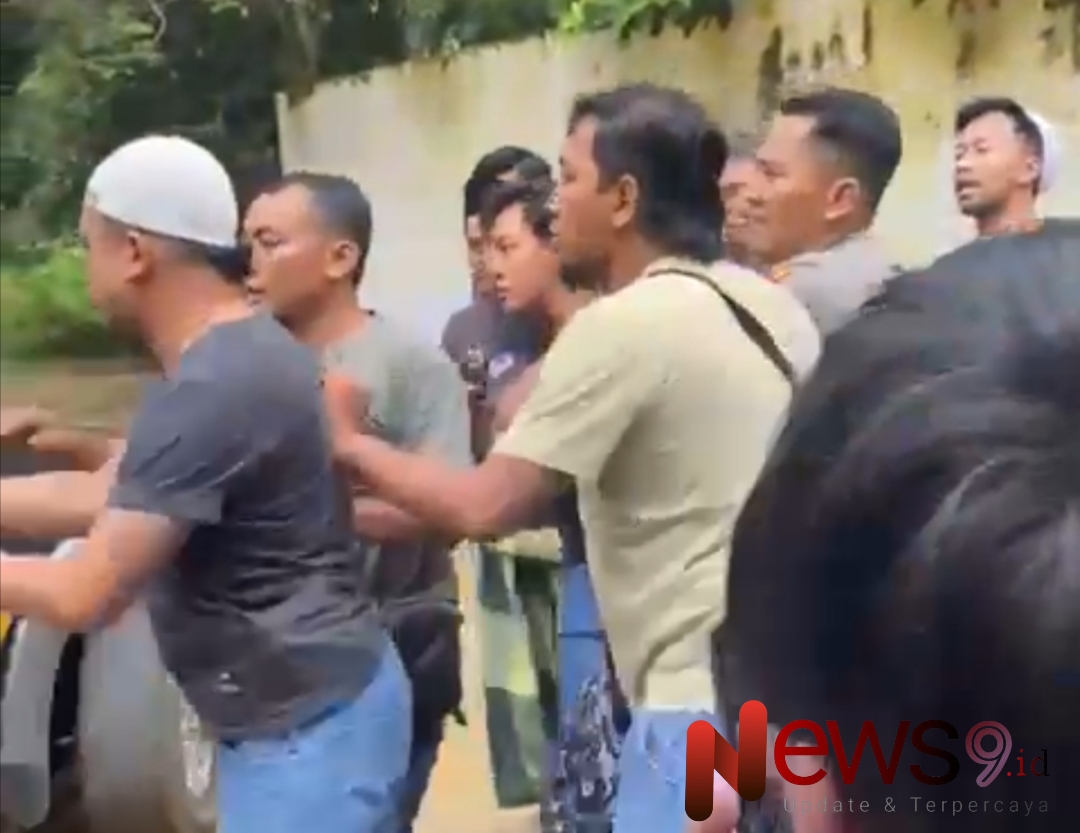 Foto: Terduga pelaku ditangkap oleh warga bersama tim Polsek Ganding dan Resmob Polres Sumenep di Desa Campaka, Pasongsongan. @by_News9.id