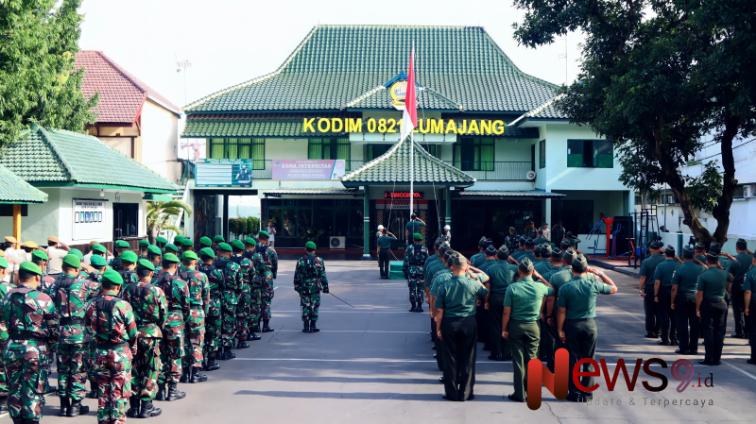 Foto: Kasdim 0821/Lumajang, Mayor Inf Aditya Kurnia Rahman, bertindak sebagai Inspektur Upacara, @by_News9.id