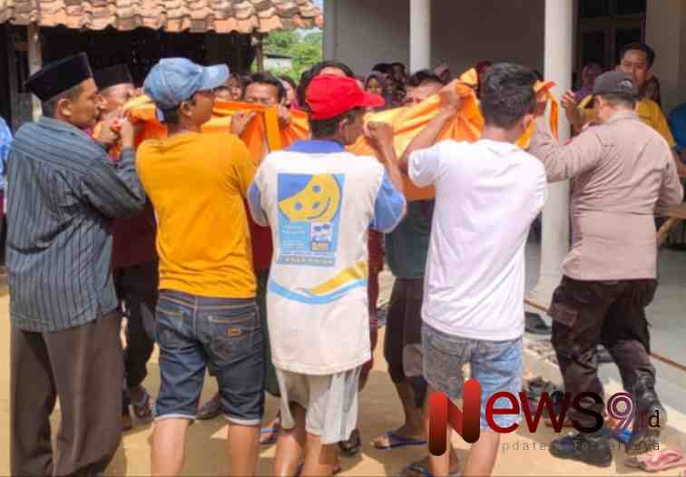 Foto: Tim SAR Gabungan bersama Polisi akhirnya menemukan Darwin, korban yang sebelumnya dinyatakan hilang dalam insiden tenggelamnya perahu, @by_News9.id