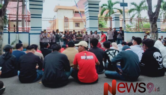 Geruduk Kantor Dewan, DPC GMNI Sampang Tolak Kenaikan PPN 12%