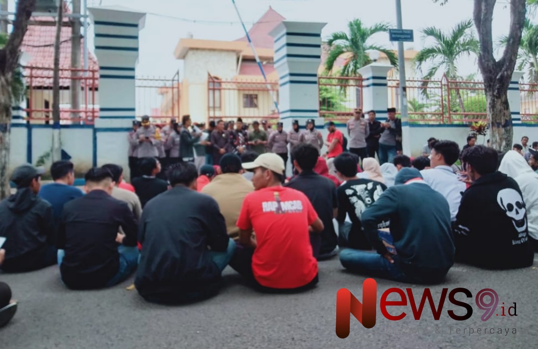 Foto: DPC GMNI saat menggelar aksi demonstrasi didepan Kantor Dewan Perwakilan Rakyat Daerah (DPRD) Sampang, @by_News9.id