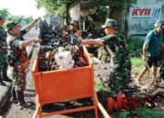 Peduli Lingkungan, Babinsa dan Warga Bersinergi Bersihkan Drainase di Kedungjajang