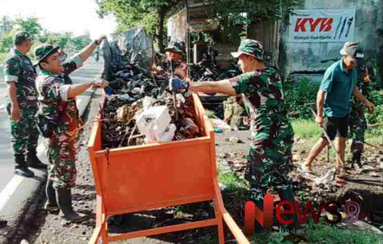Foto: Serda Edi Supriyanto, bersama warga melaksanakan kerja bakti, @by_News9.id