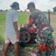 Foto: Sertu Choirul Huda melaksanakan pendampingan warga petani, @by_News9.id