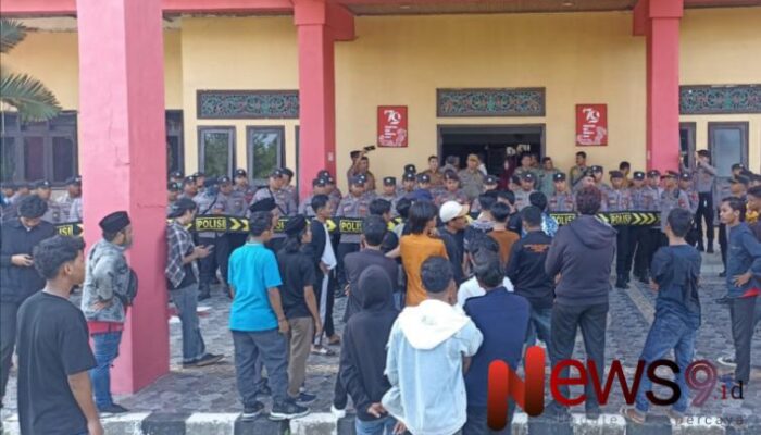 Tiga Tuntutan Mahasiswa Sumenep, Aksi Panas di Depan Kantor DPRD Berujung Ricuh