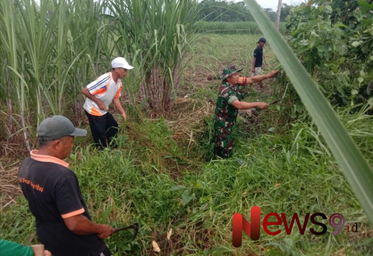 Foto: Serda Sul’aidi, bersama perangkat desa dan warga masyarakat, melaksanakan kerja bakti, @by_News9.id