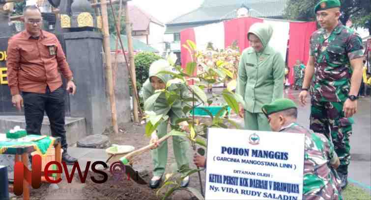 Foto: Ketua Persit KCK Daerah V/Brawijaya, Ny. Vira Rudy Saladin melakukan penanaman pohon buah Manggis di area Makodim 082/Lumajang, @by_News9.id