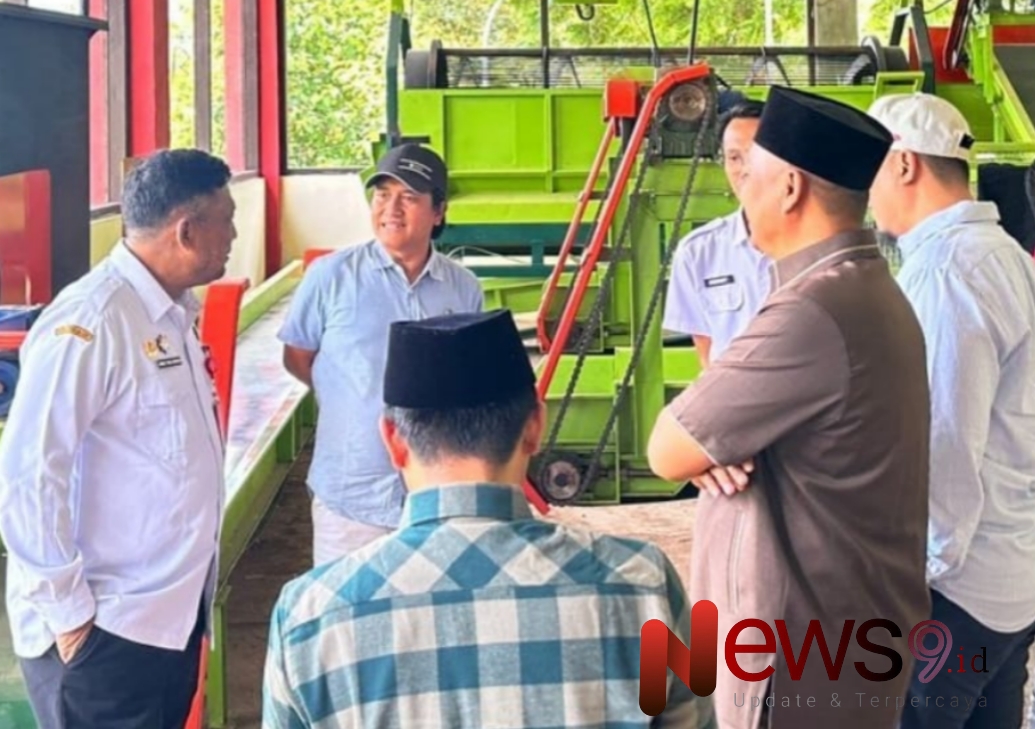 Foto: Anggota Komisi III DPRD Sumenep, Akhmadi Yasid, (bertopi) saat inspeksi mendadak (sidak) ke Tempat Pembuangan Akhir (TPA) Batuan. @by_News9.id