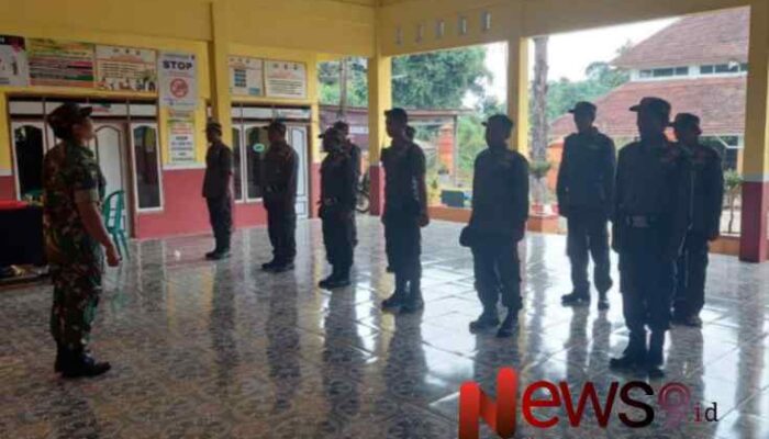 Perkuat Peran Anggota Satlinmas, Babinsa Jeruk Barikan Pelatihan Baris-Berbaris