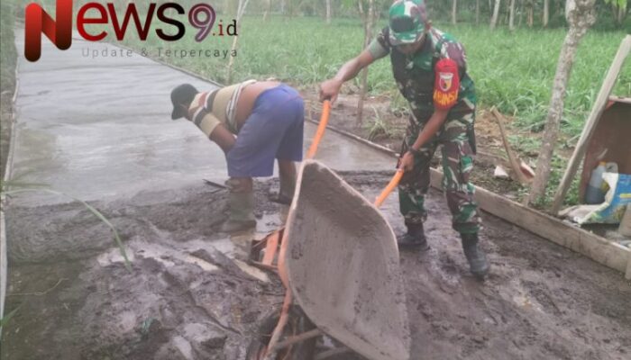 Percepat Pembangunan Desa, Babinsa Wates Wetan Ikut Pengecoran Jalan Rabat Beton
