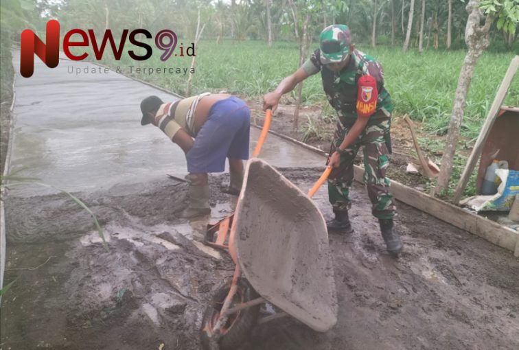 Foto: Kopda Zaenal Arifin bersama perangkat desa dan warga melaksanakan kerja bakti, @by_News9.id