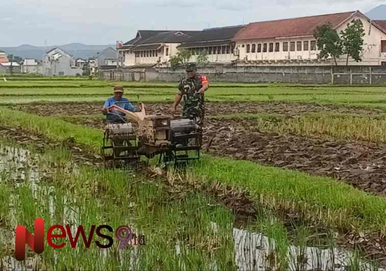 Foto: Serda Andrianto, memberikan pendampingan kepada petani, @by_News9.id