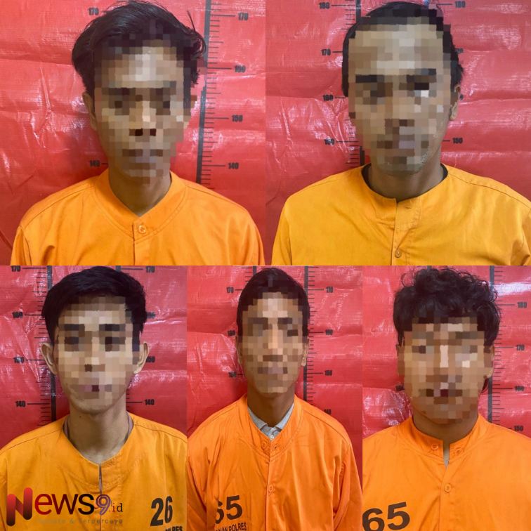 Foto: Lima tersangka judi menggunakan domino yang berhasil diamankan Tim Resmob Polres Sumenep, @by_News9.id