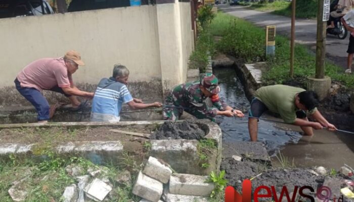 Kebersamaan: Babinsa Kaliboto Lor Bersama Elemen Masyarakat Kerja Bakti Pembersihan Drainase