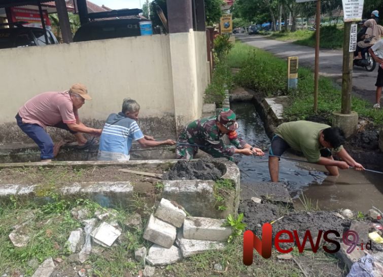 Foto: Sertu M. Syafiudin, yang bersama elemen masyarakat melaksanakan kerja bakti, @by_News9.id