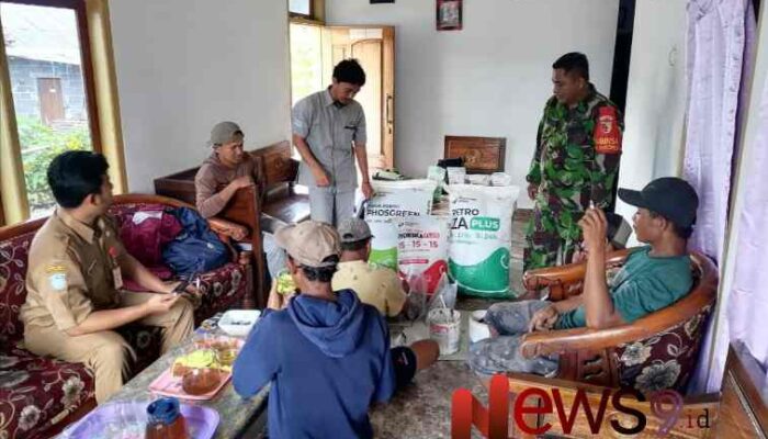Sinergi Babinsa dan BPP Desa Sukorejo Beri Pendampingan Uji Tanah oleh Petrokimia Gresik